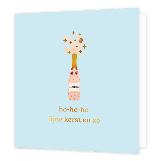 Op deze wenskaart staat een feestelijke illustratie van een ontpoppende fles prosecco tegen een zachtblauwe achtergrond. Uit de roze fles met gouden stippen spuit een bruisende drank omhoog, versierd met fonkelende gouden sterretjes en de kurk die de lucht in vliegt. Onderaan de kaart staat in goudkleurige letters de informele en vrolijke wens "ho-ho-ho fijne kerst en zo". 