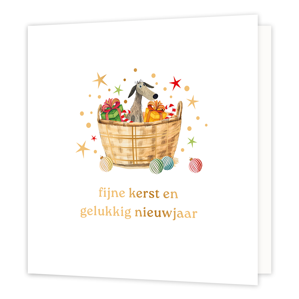 Fijne kerst en gelukkig nieuwjaar - Formaat: Normaal - Vorm: Vierkant - Kerstkaart - Op deze wenskaart staat een grappige illustratie van een hondje dat uit een rieten mand vol met kleurrijke kerstcadeautjes en zuurstokken gluurt. De mand is omringd door vrolijke kerstballen en fonkelende sterretjes in verschillende kleuren tegen een heldere witte achtergrond. Onderaan de kaart staat in elegante goudkleurige letters de wens "fijne kerst en gelukkig nieuwjaar". - Snelwenskaart
