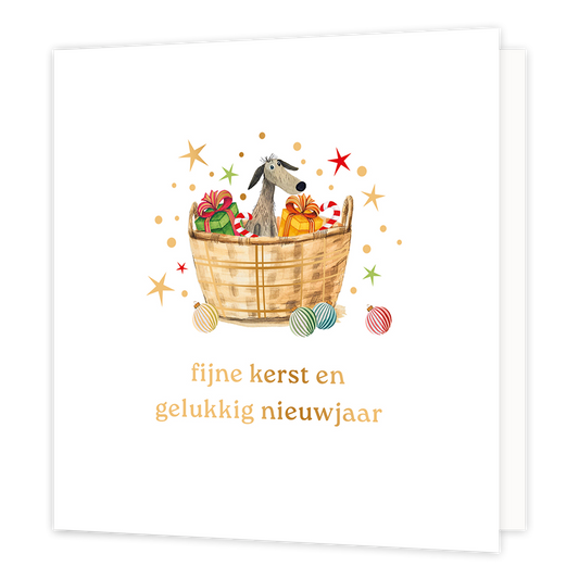 Op deze wenskaart staat een grappige illustratie van een hondje dat uit een rieten mand vol met kleurrijke kerstcadeautjes en zuurstokken gluurt. De mand is omringd door vrolijke kerstballen en fonkelende sterretjes in verschillende kleuren tegen een heldere witte achtergrond. Onderaan de kaart staat in elegante goudkleurige letters de wens "fijne kerst en gelukkig nieuwjaar".