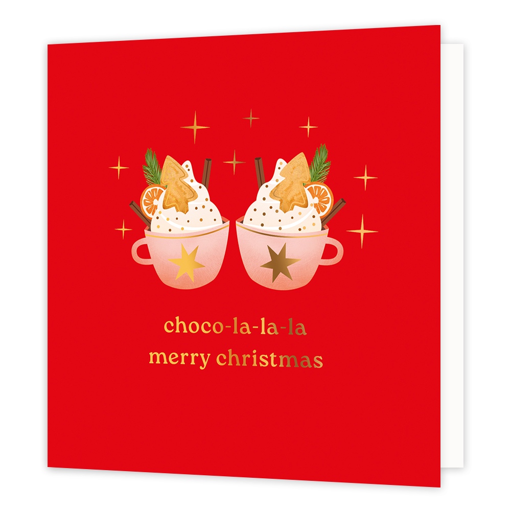 Choco-la-la-la merry christmas - Formaat: Normaal - Vorm: Vierkant - Kerstkaart - Op deze wenskaart staan twee roze mokken gevuld met warme chocolademelk en een flinke toef slagroom, feestelijk versierd met kerstboomkoekjes, kaneelstokjes en schijfjes sinaasappel. De mokken hebben een goudkleurige ster op de voorzijde en worden omringd door fonkelende gouden sterren tegen een helderrode achtergrond. Onderaan de kaart staat de vrolijke tekst "choco-la-la-la merry christmas" geschreven in gouden letters. - S