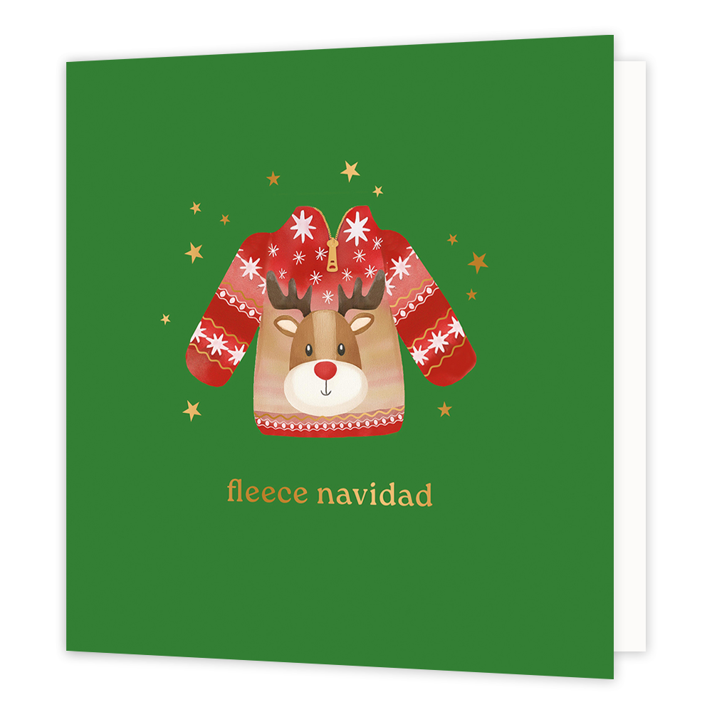 Fleece navidad - Formaat: Normaal - Vorm: Vierkant - Kerstkaart - Op deze wenskaart staat een speelse illustratie van een "fleece" trui met een rits en een schattig rendierhoofd erop, afgebeeld tegen een groene achtergrond. De trui is versierd met rode mouwen vol witte sterren en wordt omringd door fonkelende goudkleurige sterretjes. Onderaan de kaart staat de grappige woordspeling "fleece navidad" geschreven in elegante goudkleurige letters. - Snelwenskaart