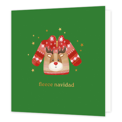 Fleece navidad - Formaat: Normaal - Vorm: Vierkant - Kerstkaart - Op deze wenskaart staat een speelse illustratie van een "fleece" trui met een rits en een schattig rendierhoofd erop, afgebeeld tegen een groene achtergrond. De trui is versierd met rode mouwen vol witte sterren en wordt omringd door fonkelende goudkleurige sterretjes. Onderaan de kaart staat de grappige woordspeling "fleece navidad" geschreven in elegante goudkleurige letters. - Snelwenskaart