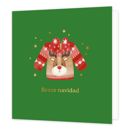 Fleece navidad - Formaat: Normaal - Vorm: Vierkant - Kerstkaart - Op deze wenskaart staat een speelse illustratie van een "fleece" trui met een rits en een schattig rendierhoofd erop, afgebeeld tegen een groene achtergrond. De trui is versierd met rode mouwen vol witte sterren en wordt omringd door fonkelende goudkleurige sterretjes. Onderaan de kaart staat de grappige woordspeling "fleece navidad" geschreven in elegante goudkleurige letters. - Snelwenskaart