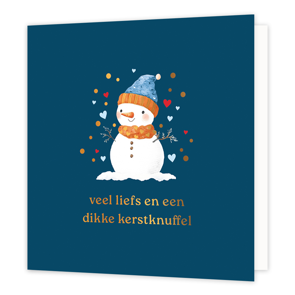 Veel liefs en een dikke kerstknuffel - Formaat: Normaal - Vorm: Vierkant - Kerstkaart - Op deze wenskaart staat een vriendelijke illustratie van een glimlachende sneeuwpop tegen een diepblauwe achtergrond. De sneeuwpop draagt een blauwe muts met een oranje rand en een bijpassende oranje sjaal met hartjes. Hij wordt omringd door vrolijke goudkleurige stipjes en kleine rode en blauwe hartjes. Onderaan de kaart staat in goudkleurige letters de tekst "veel liefs en een dikke kerstknuffel". - Snelwenskaart