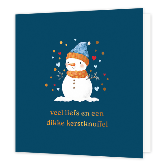 Op deze wenskaart staat een vriendelijke illustratie van een glimlachende sneeuwpop tegen een diepblauwe achtergrond. De sneeuwpop draagt een blauwe muts met een oranje rand en een bijpassende oranje sjaal met hartjes. Hij wordt omringd door vrolijke goudkleurige stipjes en kleine rode en blauwe hartjes. Onderaan de kaart staat in goudkleurige letters de tekst "veel liefs en een dikke kerstknuffel".