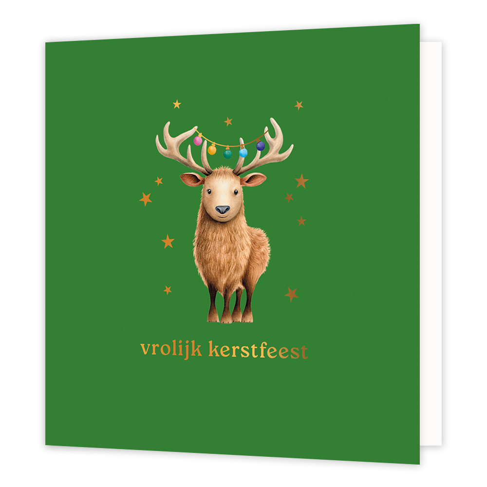 Vrolijk kerstfeest - Formaat: Normaal - Vorm: Vierkant - Kerstkaart - Op deze wenskaart staat een aandoenlijke illustratie van een pluizig hertje tegen een frisgroene achtergrond. In het gewei van het hertje hangt een vrolijk lichtsnoer met gekleurde lampjes in roze, geel, blauw en groen. De scène wordt omringd door fonkelende goudkleurige sterretjes. Onderaan de kaart staat in gouden letters de wens "vrolijk kerstfeest". - Snelwenskaart