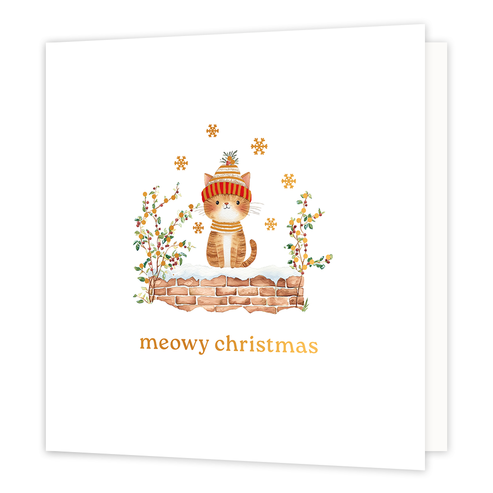 Meowy christmas - Formaat: Normaal - Vorm: Vierkant - Kerstkaart - Op deze wenskaart staat een aandoenlijke illustratie van een oranje gestreept katje dat op een besneeuwd bakstenen muurtje zit. Het katje draagt een warme, geel-rood gestreepte muts met een pompon en een bijpassende sjaal. De scène is versierd met goudkleurige sneeuwvlokken en winterse takjes met besjes aan weerszijden, tegen een heldere witte achtergrond. Onderaan de kaart staat de woordspeling "meowy christmas" geschreven in goudkleurige 