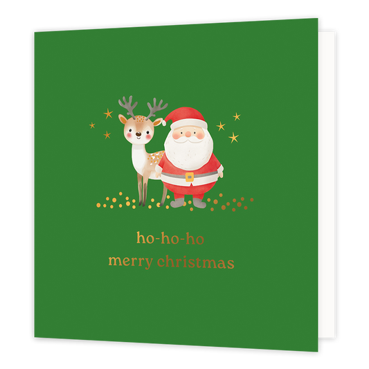 Op deze wenskaart staat een vriendelijke illustratie van de kerstman en een schattig rendier tegen een frisgroene achtergrond. De figuren worden omringd door fonkelende gouden sterretjes en staan op een ondergrond van gouden confetti. Onderaan de kaart staat in goudkleurige letters de tekst "ho-ho-ho merry christmas".