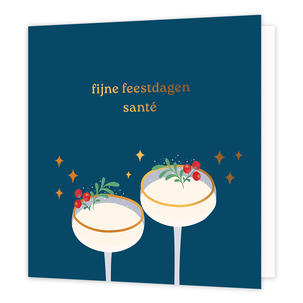 Fijne feestdagen santé - Formaat: Normaal - Vorm: Vierkant - Kerstkaart - Op deze wenskaart staan twee elegante cocktailglazen gevuld met een romige drank, feestelijk versierd met groene takjes en rode besjes. De glazen hebben een verfijnd goudkleurig randje en worden omringd door fonkelende gouden sterren tegen een diepblauwe achtergrond. Bovenaan de kaart staat in goudkleurige letters de wens "fijne feestdagen santé". - Snelwenskaart