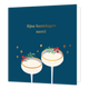 Fijne feestdagen santé - Formaat: Standaard - Vorm: Vierkant - Kerstkaart - Op deze wenskaart staan twee elegante cocktailglazen gevuld met een romige drank, feestelijk versierd met groene takjes en rode besjes. De glazen hebben een verfijnd goudkleurig randje en worden omringd door fonkelende gouden sterren tegen een diepblauwe achtergrond. Bovenaan de kaart staat in goudkleurige letters de wens "fijne feestdagen santé". - Snelwenskaart