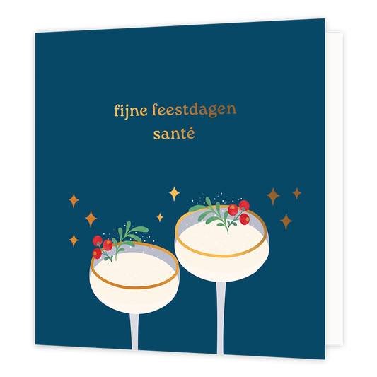 Op deze wenskaart staan twee elegante cocktailglazen gevuld met een romige drank, feestelijk versierd met groene takjes en rode besjes. De glazen hebben een verfijnd goudkleurig randje en worden omringd door fonkelende gouden sterren tegen een diepblauwe achtergrond. Bovenaan de kaart staat in goudkleurige letters de wens "fijne feestdagen santé".