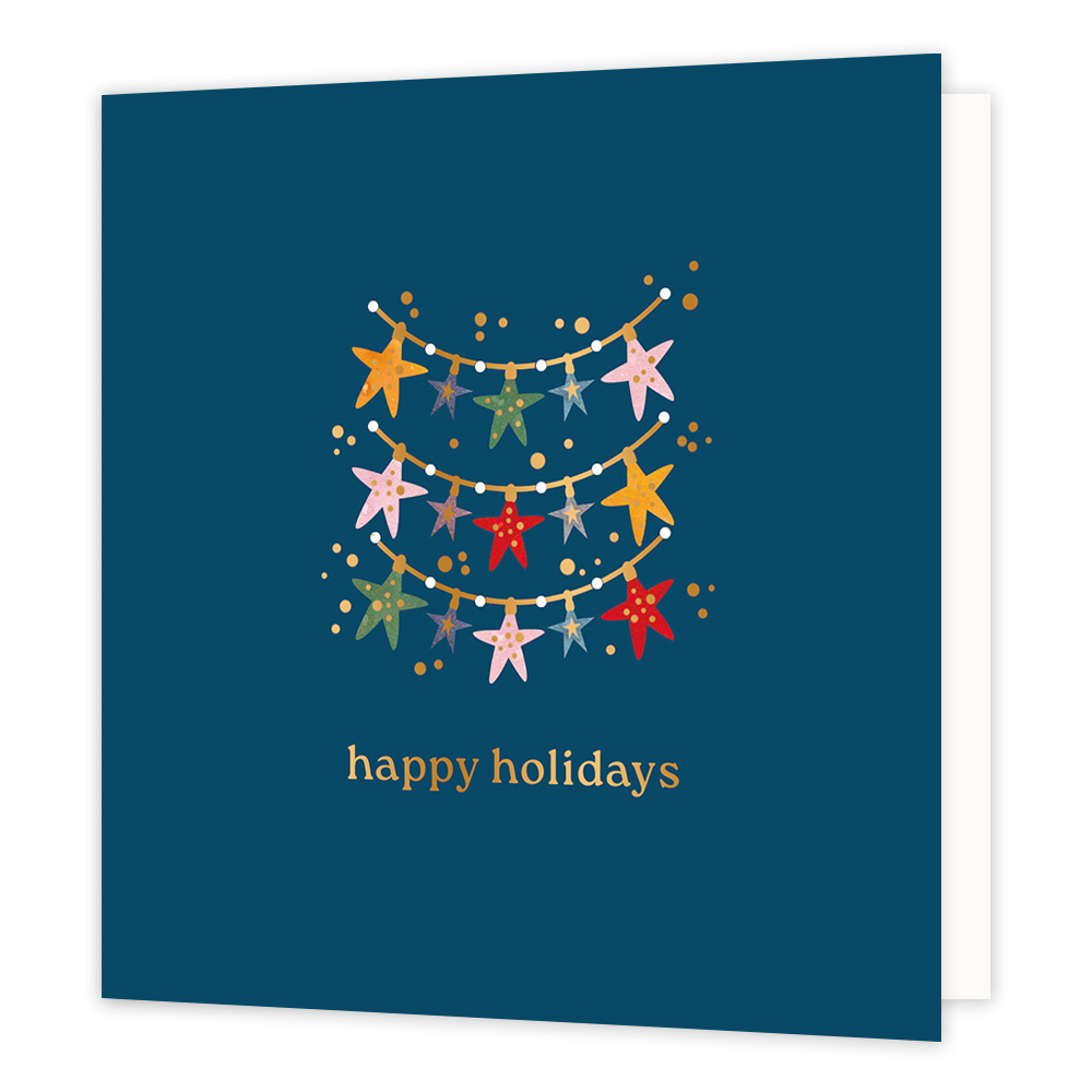 Happy holidays - Formaat: Normaal - Vorm: Vierkant - Kerstkaart - Op deze wenskaart staat een feestelijke illustratie van drie lichtsnoeren waaraan kleurrijke sterren in tinten van roze, oranje, rood en groen hangen. De sterren zijn versierd met kleine gouden stipjes en worden omringd door fonkelende confetti tegen een diepblauwe achtergrond. Onderaan de kaart staat in een elegant gouden lettertype de wens "happy holidays". - Snelwenskaart