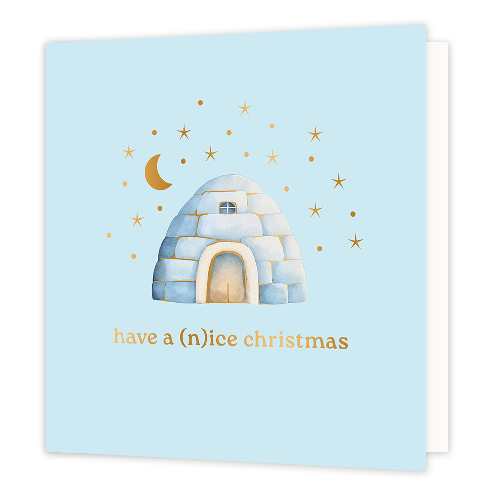 Have a (n)ice christmas - Formaat: Normaal - Vorm: Vierkant - Kerstkaart - Op deze wenskaart staat een sfeervolle aquarel-illustratie van een iglo tegen een zachtblauwe achtergrond. Boven de iglo prijken een goudkleurige maan en fonkelende sterren die een magische winternacht suggereren. Onderaan de kaart staat de speelse tekst "have a (n)ice christmas" geschreven in gouden letters. - Snelwenskaart
