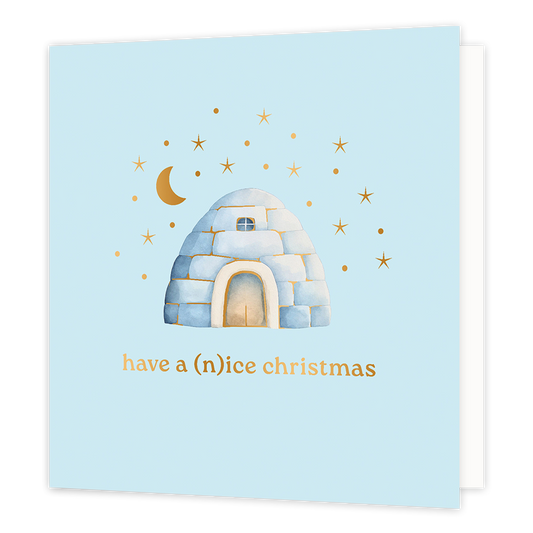 Have a (n)ice christmas - Formaat: Normaal - Vorm: Vierkant - Kerstkaart - Op deze wenskaart staat een sfeervolle aquarel-illustratie van een iglo tegen een zachtblauwe achtergrond. Boven de iglo prijken een goudkleurige maan en fonkelende sterren die een magische winternacht suggereren. Onderaan de kaart staat de speelse tekst "have a (n)ice christmas" geschreven in gouden letters. - Snelwenskaart