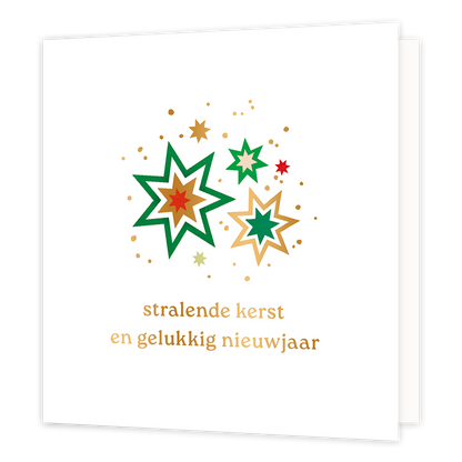 Stralende kerst en gelukkig nieuwjaar - Formaat: Normaal - Vorm: Vierkant - Kerstkaart - Op deze wenskaart staat een vrolijke compositie van gestileerde sterren in de kleuren groen, goud en rood tegen een witte achtergrond. De sterren variëren in grootte en zijn omringd door fijne goudkleurige spikkels die voor een stralend effect zorgen. Onderaan de kaart staat in elegante goudkleurige letters de tekst "stralende kerst en gelukkig nieuwjaar". - Snelwenskaart