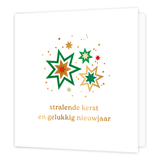 Op deze wenskaart staat een vrolijke compositie van gestileerde sterren in de kleuren groen, goud en rood tegen een witte achtergrond. De sterren variëren in grootte en zijn omringd door fijne goudkleurige spikkels die voor een stralend effect zorgen. Onderaan de kaart staat in elegante goudkleurige letters de tekst "stralende kerst en gelukkig nieuwjaar".