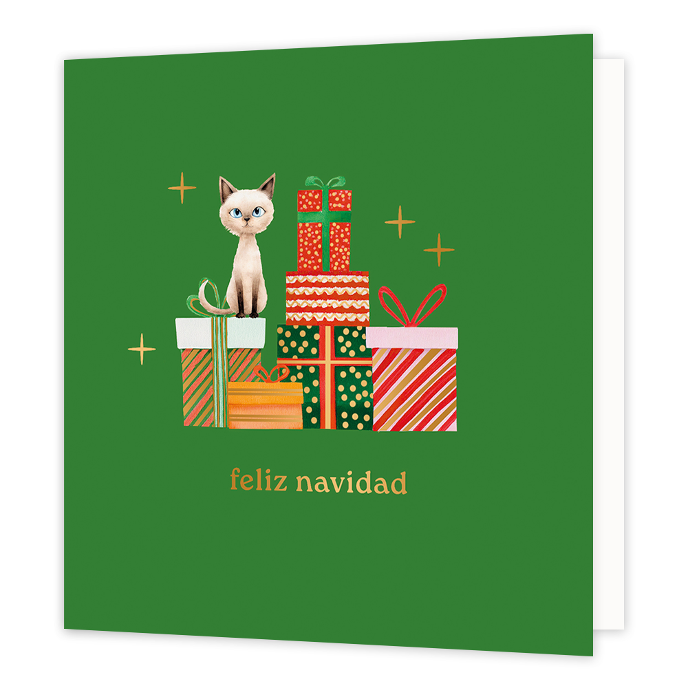 Op deze wenskaart staat een eigenwijze Siamese kat die bovenop een grote stapel kleurrijke kerstcadeautjes zit. De cadeaus zijn feestelijk ingepakt met verschillende patronen zoals strepen en stippen in de kleuren rood, goud, wit en groen. De illustratie wordt omringd door fonkelende gouden sterretjes tegen een diepgroene achtergrond. Onderaan de kaart staat in goudkleurige letters de tekst "feliz navidad".