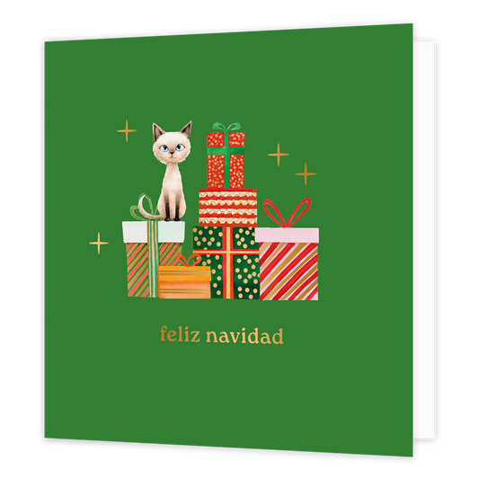 Op deze wenskaart staat een eigenwijze Siamese kat die bovenop een grote stapel kleurrijke kerstcadeautjes zit. De cadeaus zijn feestelijk ingepakt met verschillende patronen zoals strepen en stippen in de kleuren rood, goud, wit en groen. De illustratie wordt omringd door fonkelende gouden sterretjes tegen een diepgroene achtergrond. Onderaan de kaart staat in goudkleurige letters de tekst "feliz navidad".