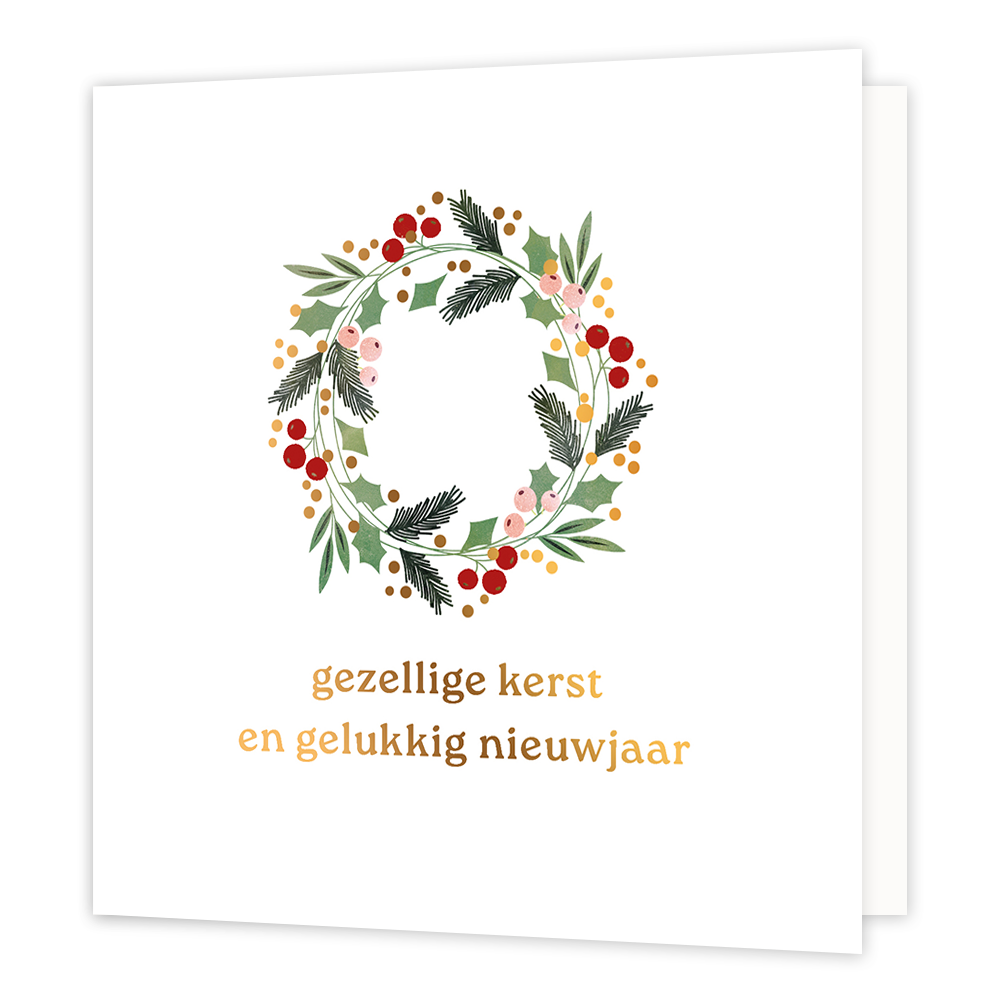 Gezellige kerst en gelukkig nieuwjaar - Formaat: Normaal - Vorm: Vierkant - Kerstkaart - Op deze wenskaart staat een verfijnde kerstkrans centraal, samengesteld uit groene dennentakken, hulstblaadjes en rode en roze besjes. De krans is subtiel versierd met goudkleurige stipjes en staat afgebeeld tegen een rustige, witte achtergrond. Onderaan de kaart staat in warme, goudkleurige letters de wens "gezellige kerst en gelukkig nieuwjaar". - Snelwenskaart