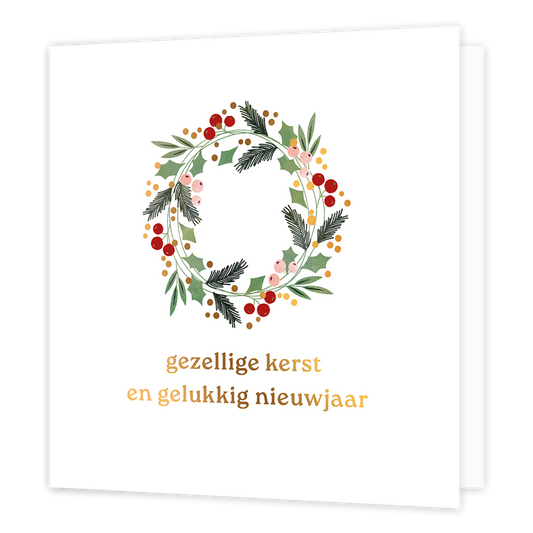 Gezellige kerst en gelukkig nieuwjaar - Formaat: Normaal - Vorm: Vierkant - Kerstkaart - Op deze wenskaart staat een verfijnde kerstkrans centraal, samengesteld uit groene dennentakken, hulstblaadjes en rode en roze besjes. De krans is subtiel versierd met goudkleurige stipjes en staat afgebeeld tegen een rustige, witte achtergrond. Onderaan de kaart staat in warme, goudkleurige letters de wens "gezellige kerst en gelukkig nieuwjaar". - Snelwenskaart