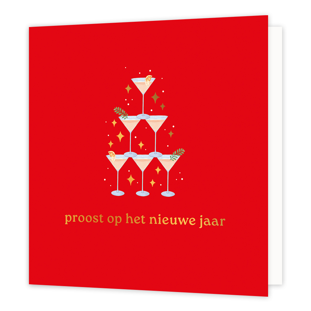 Proost op het nieuwe jaar - Formaat: Normaal - Vorm: Vierkant - Kerstkaart - Op deze wenskaart staat een feestelijke piramide van cocktailglazen centraal tegen een felrode achtergrond. De glazen zijn versierd met schijfjes sinaasappel en groene takjes, omringd door fonkelende gouden sterretjes en witte stipjes. Onderaan de kaart staat in goudkleurige letters de tekst "proost op het nieuwe jaar". - Snelwenskaart