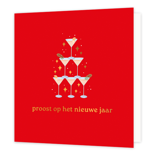 Op deze wenskaart staat een feestelijke piramide van cocktailglazen centraal tegen een felrode achtergrond. De glazen zijn versierd met schijfjes sinaasappel en groene takjes, omringd door fonkelende gouden sterretjes en witte stipjes. Onderaan de kaart staat in goudkleurige letters de tekst "proost op het nieuwe jaar".