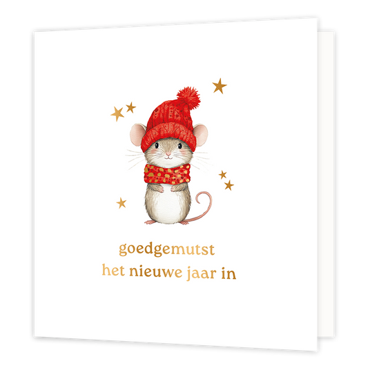 Goedgemutst het nieuwe jaar in - Formaat: Normaal - Vorm: Vierkant - Kerstkaart - Op deze wenskaart staat een schattige illustratie van een muisje met een warme rode muts en een bijpassende sjaal. Het muisje wordt omringd door kleine gouden sterretjes tegen een heldere witte achtergrond. Onderaan de kaart staat de tekst "goedgemutst het nieuwe jaar in" geschreven in goudkleurige letters. - Snelwenskaart