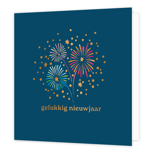 Op deze wenskaart staat een kleurrijke illustratie van knallend vuurwerk tegen een diepblauwe achtergrond. De vuurpijlen zijn uitgevoerd in vrolijke tinten roze, geel en blauw, omringd door goudkleurige sterretjes en fonkelende stippen. Onderaan de kaart staat de tekst "gelukkig nieuwjaar" in een bijpassend goudgeel lettertype.