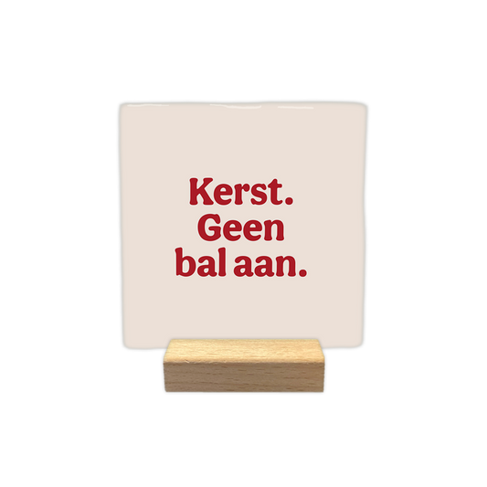 Kerst geen bal aan - Decoratie tegel - Formaat: - Op deze decoratie tegel staat een lichte achtergrond. In het midden staat in rode letters de tekst kerst. geen bal aan. - Snelwenskaart