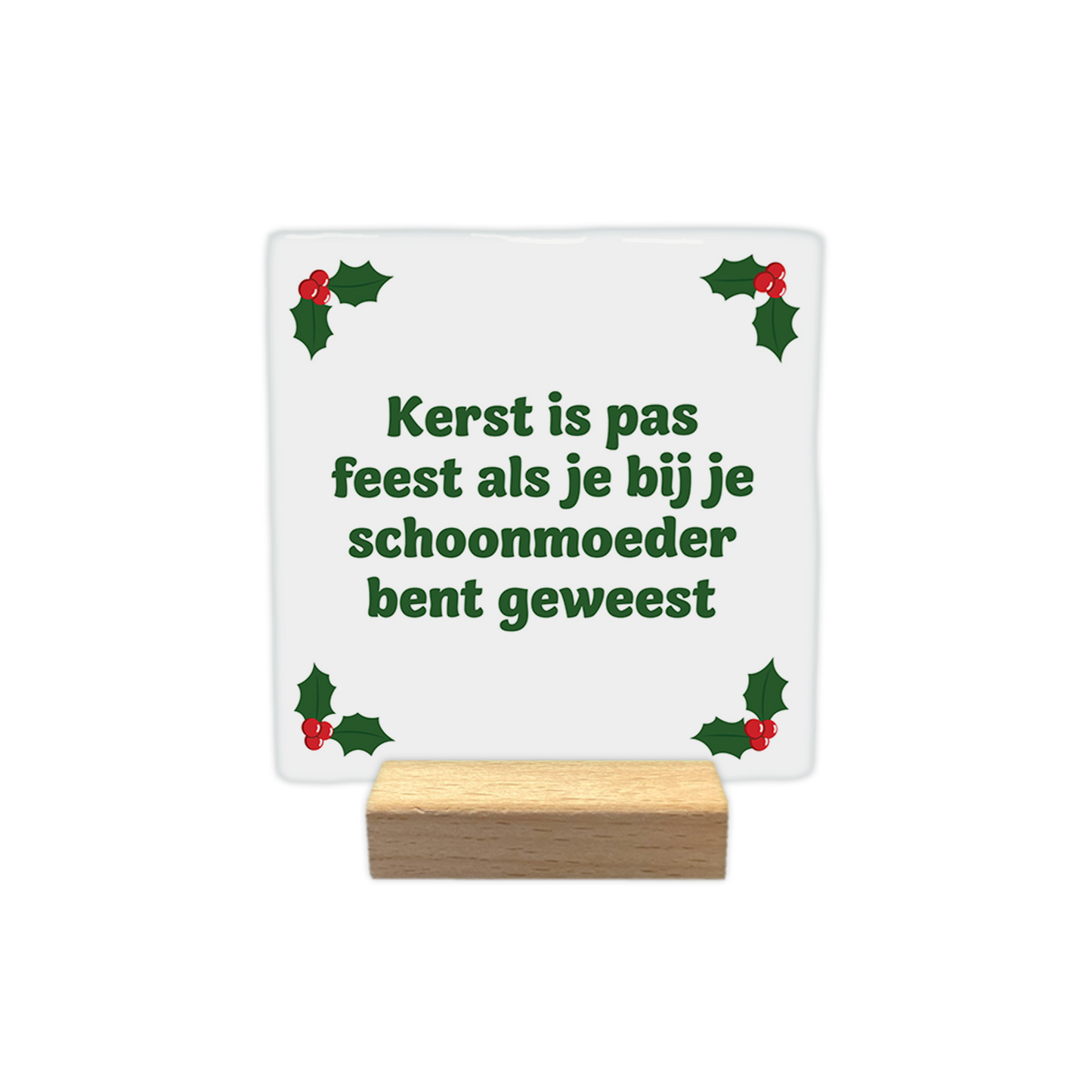 Kerst is pas feest als je bij je schoonmoeder bent geweest - Decoratie tegel - Formaat: - Op deze decoratie tegel staat een witte achtergrond met in alle vier de hoeken groene hulstblaadjes en rode bessen. In het midden staat in groene letters de tekst kerst is pas feest als je bij je schoonmoeder bent geweest. - Snelwenskaart
