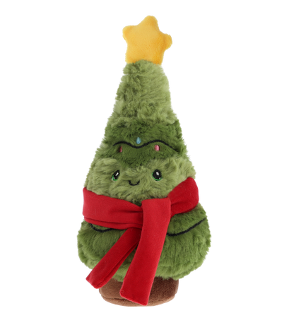 Kerstboom knuffel - Deze pluche kerstboom heeft een zachte, groene pluche textuur en staat op een bruine stam. De kerstboom is versierd met een gele ster bovenop, een opvallende helderrode sjaal om zijn midden, en is voorzien van een vrolijk gezichtje met geborduurde donkere ogen en een subtiel lachend mondje. - Snelwenskaart