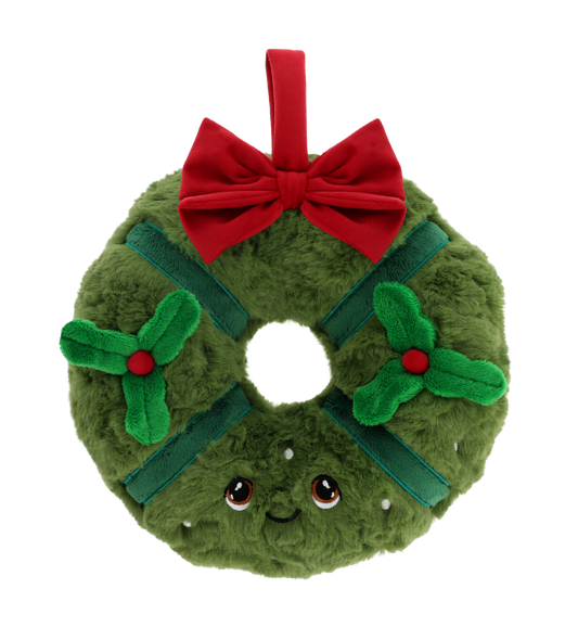 Kerstkrans knuffel - Deze pluche kerstkrans heeft een ronde, ringvormige basis van zacht groen pluche, versierd met donkergroene linten en twee opgestikte hulstbladeren met rode besjes aan de zijkanten. Bovenaan bevindt zich een grote rode strik met een ophanglus. De krans heeft een vrolijk gezichtje met grote, geborduurde bruine ogen, een subtiel lachend mondje en kleine witte accenten die op sneeuwvlokjes lijken. - Snelwenskaart