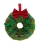 Kerstkrans knuffel - Deze pluche kerstkrans heeft een ronde, ringvormige basis van zacht groen pluche, versierd met donkergroene linten en twee opgestikte hulstbladeren met rode besjes aan de zijkanten. Bovenaan bevindt zich een grote rode strik met een ophanglus. De krans heeft een vrolijk gezichtje met grote, geborduurde bruine ogen, een subtiel lachend mondje en kleine witte accenten die op sneeuwvlokjes lijken. - Snelwenskaart