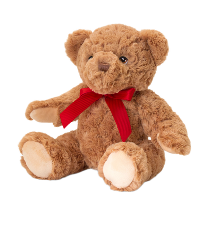 Knuffel Teddybeer - Deze knuffel beer heeft een zachte, bruine pluche vacht met een gekrulde structuur en zit in een zittende houding. De beer is voorzien van een opvallende rode strik om zijn nek, donkere ogen, een zachte snuit, ronde oren en lichte voetzolen. - Snelwenskaart