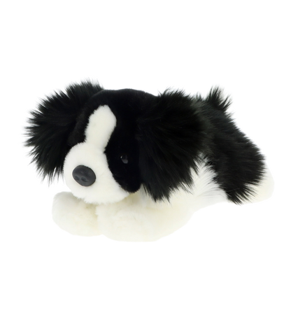 Knuffel puppy border collie - Deze knuffel hond heeft een zachte, pluche vacht met een zwart-wit vlekkenpatroon en ligt in een liggende houding. De hond is voorzien van grote, hangende pluche oren, een zwarte neus, donkere ogen en een witte snuit en borst. - Snelwenskaart