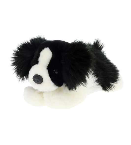 Knuffel puppy border collie - Deze knuffel hond heeft een zachte, pluche vacht met een zwart-wit vlekkenpatroon en ligt in een liggende houding. De hond is voorzien van grote, hangende pluche oren, een zwarte neus, donkere ogen en een witte snuit en borst. - Snelwenskaart