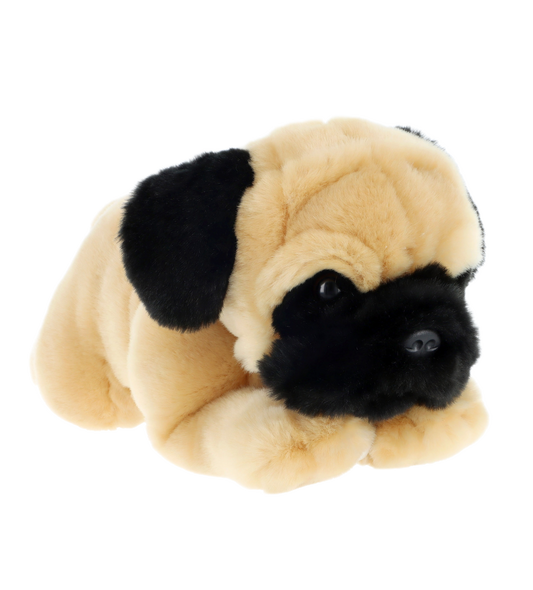 Knuffel puppy mopshond - Deze knuffel mopshond heeft een zachte, beige pluche vacht en ligt in een liggende houding. De hond is voorzien van herkenbare zwarte oren, een zwart snuitmasker, donkere ogen, een donkere neus en typische rimpels op het hoofd. - Snelwenskaart