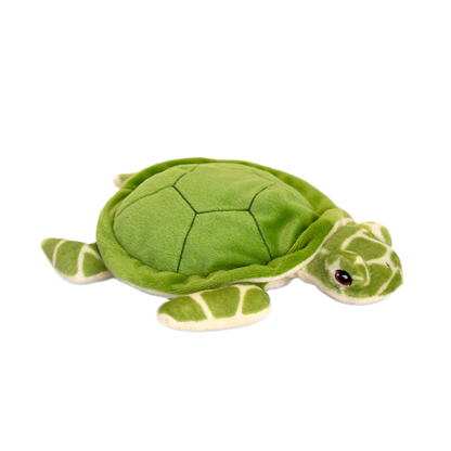 Knuffel schildpad - Deze knuffel schildpad heeft een zachte, groene pluche vacht met een gedetailleerd schild en ligt in een liggende houding. De schildpad is voorzien van patronen op het hoofd en de flippers, donkere ogen met een lichte rand en een zachte pluche structuur. - Snelwenskaart