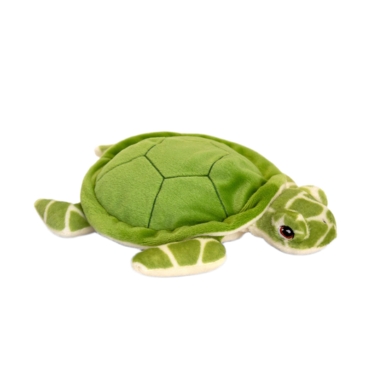 Knuffel schildpad - Deze knuffel schildpad heeft een zachte, groene pluche vacht met een gedetailleerd schild en ligt in een liggende houding. De schildpad is voorzien van patronen op het hoofd en de flippers, donkere ogen met een lichte rand en een zachte pluche structuur. - Snelwenskaart