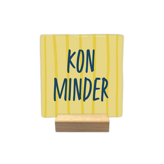 Kon minder - Decoratie tegel - Formaat: - Op deze decoratie tegel staat de tekst "Kon minder" in twee regels onder elkaar. De tekst is geschreven in een blauwe, handgeschreven lettertype. - Snelwenskaart