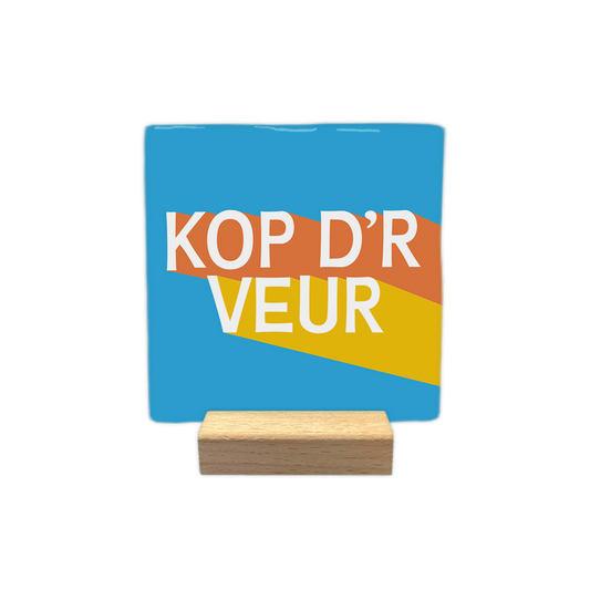 Kop d'r veur - Decoratie tegel - Formaat: - Op deze decoratie tegel staat de tekst "KOP D'R VEUR" in witte letters afgebeeld. De tekst is voorzien van schaduweffecten in oranje en geel. De achtergrond van de tegel heeft een blauwe kleur. - Snelwenskaart