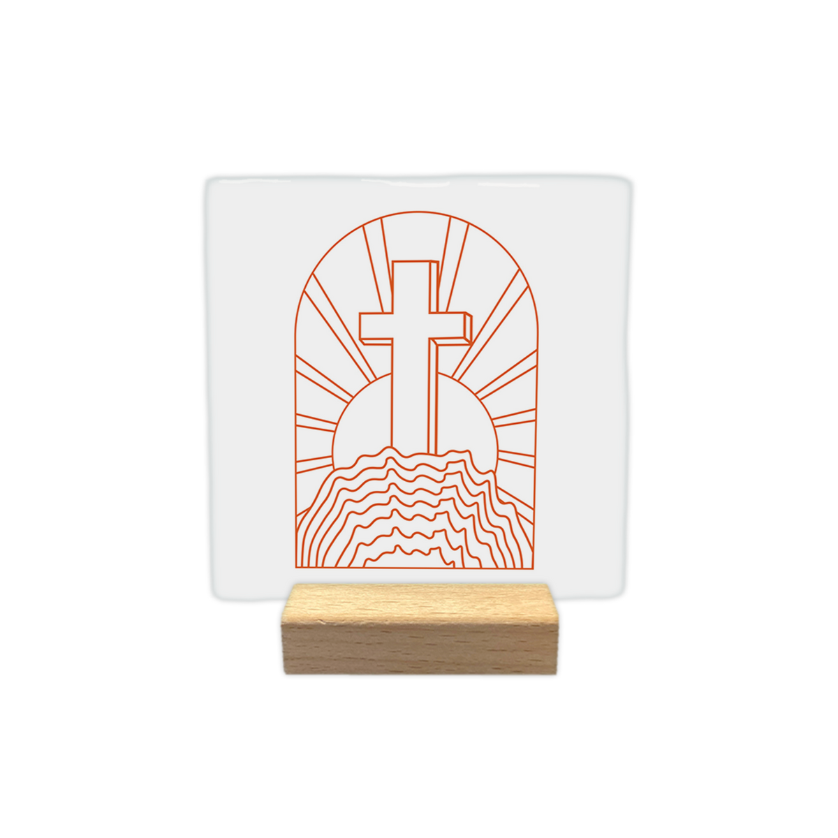 Kruis op de heuvel - Decoratie tegel - Formaat: - Op deze decoratie tegel staat een oranje lijntekening van een kruis dat boven op een heuvel is geplaatst. Achter het kruis zijn zonnestralen zichtbaar binnen een boogvormig kader. Het geheel is getekend in een eenvoudige stijl tegen een witte achtergrond. - Snelwenskaart