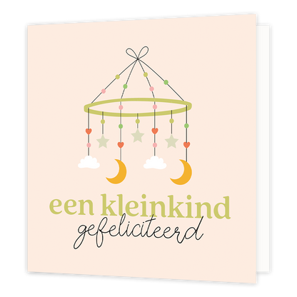 Een kleinkind gefeliciteerd - Formaat: Standaard - Vorm: Vierkant - Geboortekaart - Op deze wenskaart staat een muziekmobiel met sterren, hartjes, wolkjes en halve manen, met daaronder de tekst: "Een kleinkind gefeliciteerd". - Snelwenskaart