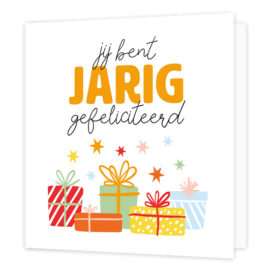 Jij bent jarig - Formaat: Normaal - Vorm: Vierkant - Verjaardagskaart - Op deze wenskaart staan cadeaus in de kleuren rood, groen, blauw, oranje en geel. Bovenaan staat de tekst: "Jij bent jarig gefeliciteerd". - Snelwenskaart