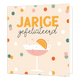 Jarige gefeliciteerd - Formaat: Standaard - Vorm: Vierkant - Verjaardagskaart - Op deze wenskaart staat een cocktailglas met daarboven de tekst: "Jarige gefeliciteerd". - Snelwenskaart