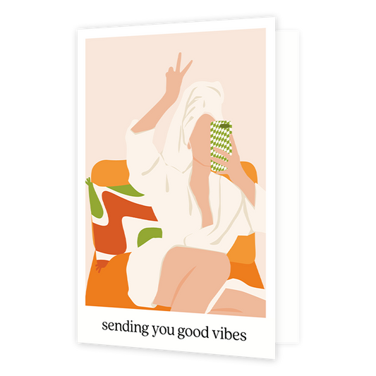 Sending you good vibes - Formaat: Normaal - Vorm: Staand - Denken aan kaart - Op deze wenskaart staat een vrouw in een badjas en een handdoek op haar hoofd met een telefoon in de hand. Onder de illustratie staat de tekst: "Sending you good vibes". - Snelwenskaart
