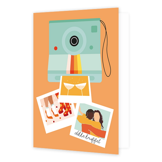 Op deze wenskaart staat een poloroid camera met drie poloroid foto's. Onder één van de poloroid foto's staat de tekst 'dikke knuffel'.