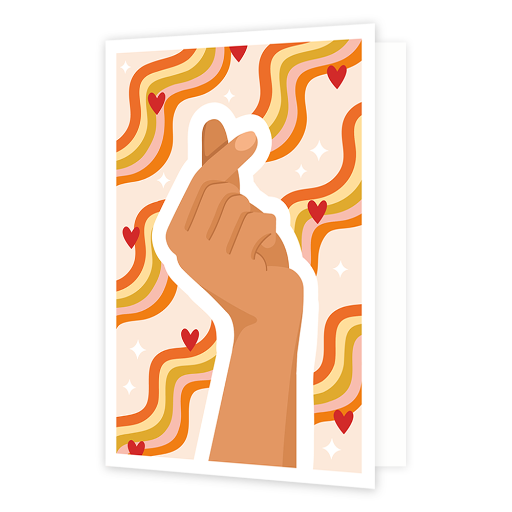 Hartje gebaar vingers - Formaat: Standaard - Vorm: Staand - Blanco kaart - Op deze wenskaart is een hand te zien dat een Koreaans hartje vormt. Op de achtergrond zijn lijnen te zien in de kleuren orangje, geel, goud en roze, samen met rode hartjes. - Snelwenskaart