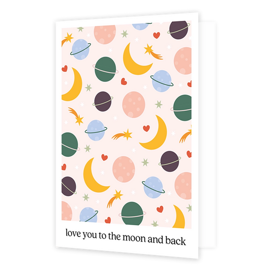 Love you to the moon and back - Formaat: Normaal - Vorm: Staand - Felicitatiekaart - Op deze wenskaart staan meerdere planeten, vallende sterren en halve manen. Tussen de planten staan ook kleine rode hartjes. De afbeelding is omringd door een wit rader. Aan de onderkant staat de tekst 'Love you to the moon and back'. - Snelwenskaart