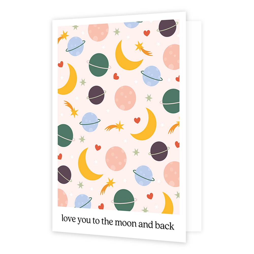 Op deze wenskaart staan meerdere planeten, vallende sterren en halve manen. Tussen de planten staan ook kleine rode hartjes. De afbeelding is omringd door een wit rader. Aan de onderkant staat de tekst 'Love you to the moon and back'. 